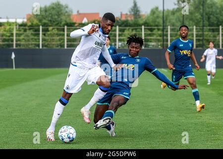 WESTKAPELLE, BELGIQUE - JUIN 26 : Clinton Mata du Club Brugge, Abraham Okyere de Beerschot va pendant le match amical entre le Club Brugge et Beerschot au camp de base du Club Brugge le 26 juin 2021 à Westkapelle, Belgique (photo de Herman Dingler/Orange Pictures) Banque D'Images