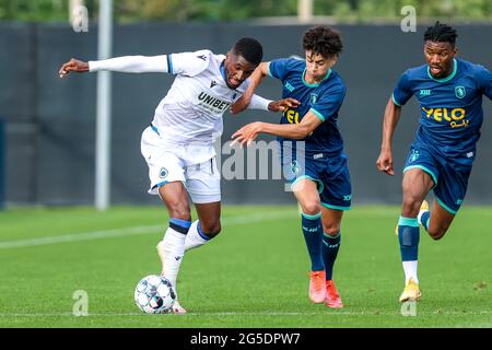 WESTKAPELLE, BELGIQUE - JUIN 26 : Clinton Mata du Club Brugge, Younes Bourabain de Beerschot va pendant le match amical entre le Club Brugge et Beerschot au camp de base du Club Brugge le 26 juin 2021 à Westkapelle, Belgique (photo de Herman Dingler/Orange Pictures) Banque D'Images