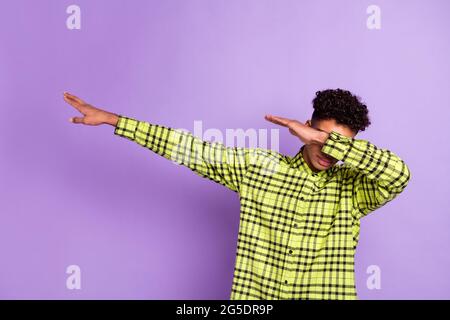 Portrait d'un sympathique type à cheveux ondulés dansant montrant le signe dab se déplacer isolé sur fond violet violet de couleur violet Banque D'Images