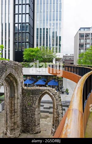 Vue sur St. Alphage High Walk, l'église St Alphege et le café Barbie Green London Wall place Barbican City of London printemps 2021 Angleterre KATHY DEWITT Banque D'Images