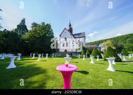 Eltville am Rhein, Allemagne. 26 juin 2021. Le parc en face de l'église du monastère est équipé de tables de bar corona. Le Président fédéral et le Premier ministre de Hesse ouvrent conjointement le concert bénéfice du Président fédéral pour marquer le début du Festival de musique de Rheingau 2021 au Monastère d'Eberbach. Les recettes du concert-bénéfice sont réservées cette année pour le prix du concours de l'Université Felix Mendelssohn Bartholdy. Credit: Andreas Arnold/dpa/Alay Live News Banque D'Images