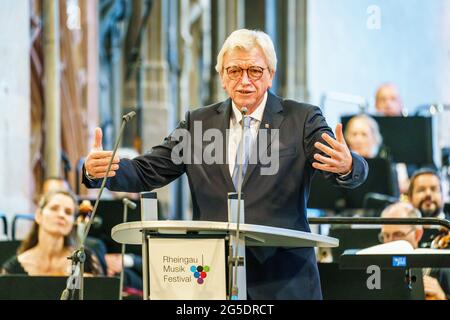 Eltville am Rhein, Allemagne. 26 juin 2021. Volker Bouffier (CDU), Premier ministre de Hesse, embrasse symboliquement le public de la basilique de l'abbaye d'Eberbach lors de son discours. Le Président fédéral et le Premier ministre de Hesse ouvrent conjointement le concert bénéfice du Président fédéral pour marquer le début du Festival de musique Rheingau 2021 à l'abbaye d'Eberbach. Les recettes du concert-bénéfice sont réservées cette année pour le prix du concours de l'Université Felix Mendelssohn Bartholdy. Credit: Andreas Arnold/dpa/Alay Live News Banque D'Images