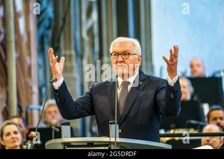 Eltville am Rhein, Allemagne. 26 juin 2021. Frank-Walter Steinmeier (SPD), président fédéral, prononce son discours d'ouverture à la basilique de l'abbaye d'Eberbach. Le Président fédéral et le Premier ministre de Hesse ouvrent conjointement le concert bénéfice du Président fédéral pour marquer le début du Festival de musique Rheingau 2021 à l'abbaye d'Eberbach. Les recettes du concert-bénéfice sont réservées cette année pour le prix du concours de l'Université Felix Mendelssohn Bartholdy. Credit: Andreas Arnold/dpa/Alay Live News Banque D'Images