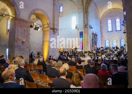 Eltville am Rhein, Allemagne. 26 juin 2021. Volker Bouffier (CDU), ministre président de Hesse, prononce son discours à la basilique de l'abbaye d'Eberbach. Le Président fédéral et le Premier ministre de Hesse ouvrent conjointement le concert bénéfice du Président fédéral pour marquer le début du Festival de musique Rheingau 2021 à l'abbaye d'Eberbach. Les recettes du concert-bénéfice sont réservées cette année pour le prix du concours de l'Université Felix Mendelssohn Bartholdy. Credit: Andreas Arnold/dpa/Alay Live News Banque D'Images