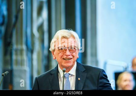 Eltville am Rhein, Allemagne. 26 juin 2021. Volker Bouffier (CDU), ministre-président de Hesse, s'adresse à l'audience lors de son discours à la basilique de l'abbaye d'Eberbach. Le Président fédéral et le Premier ministre de Hesse ouvrent conjointement le concert bénéfice du Président fédéral pour marquer le début du Festival de musique Rheingau 2021 à l'abbaye d'Eberbach. Les recettes du concert-bénéfice sont réservées cette année pour le prix du concours de l'Université Felix Mendelssohn Bartholdy. Credit: Andreas Arnold/dpa/Alay Live News Banque D'Images