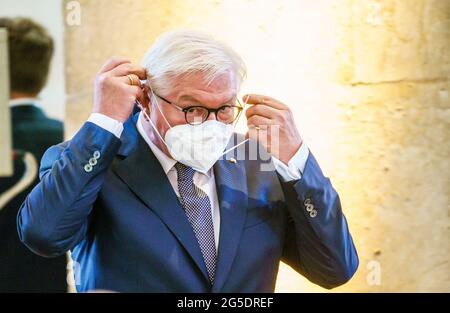 Eltville am Rhein, Allemagne. 26 juin 2021. Frank-Walter Steinmeier (SPD), Président fédéral, met sur son masque FFP-2. Le Président fédéral et le Premier ministre de Hesse ouvrent conjointement le concert bénéfice du Président fédéral pour marquer le début du Festival de musique Rheingau 2021 à Kloster Eberbach. Les recettes du concert-bénéfice sont réservées cette année pour le prix du concours de l'Université Felix Mendelssohn Bartholdy. Credit: Andreas Arnold/dpa/Alay Live News Banque D'Images