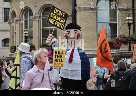 Londres, Royaume-Uni. 26 juin 2021. Les manifestants tiennent des pancartes pendant la manifestation.l'Assemblée populaire a appelé à une manifestation nationale contre le gouvernement conservateur. La manifestation a eu lieu dans le centre de Londres, du siège de la BBC à Whitehall, et elle vise à cibler l'échec du gouvernement britannique dans la gestion de la pandémie COVID-19. Crédit : SOPA Images Limited/Alamy Live News Banque D'Images