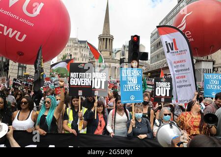 Londres, Royaume-Uni. 26 juin 2021. Les manifestants tiennent des pancartes pendant la manifestation.l'Assemblée populaire a appelé à une manifestation nationale contre le gouvernement conservateur. La manifestation a eu lieu dans le centre de Londres, du siège de la BBC à Whitehall, et elle vise à cibler l'échec du gouvernement britannique dans la gestion de la pandémie COVID-19. Crédit : SOPA Images Limited/Alamy Live News Banque D'Images