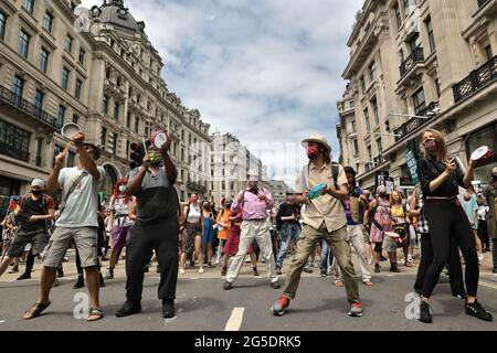 Londres, Royaume-Uni. 26 juin 2021. Extinction les partisans de la rébellion jouent de la batterie pendant la manifestation.l'Assemblée populaire a appelé à une manifestation nationale contre le gouvernement conservateur. La manifestation a eu lieu dans le centre de Londres, du siège de la BBC à Whitehall, et elle vise à cibler l'échec du gouvernement britannique dans la gestion de la pandémie COVID-19. Crédit : SOPA Images Limited/Alamy Live News Banque D'Images