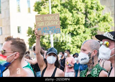 Les queer démontreront à Berlin à la Hermanplatz pour la sécurité contre Queer Perple sur le 26.06.2021. Banque D'Images