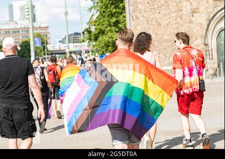 Les queer démontreront à Berlin à la Hermanplatz pour la sécurité contre Queer Perple sur le 26.06.2021. Banque D'Images