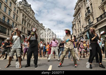 Londres, Royaume-Uni. 26 juin 2021. Extinction les partisans de la rébellion jouent de la batterie pendant la manifestation.l'Assemblée populaire a appelé à une manifestation nationale contre le gouvernement conservateur. La manifestation a eu lieu dans le centre de Londres, du siège de la BBC à Whitehall, et elle vise à cibler l'échec du gouvernement britannique dans la gestion de la pandémie COVID-19. (Photo de Hesther ng/SOPA Images/Sipa USA) crédit: SIPA USA/Alay Live News Banque D'Images