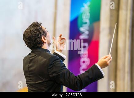 Eltville am Rhein, Allemagne. 26 juin 2021. Andrés Orozco-Estrada dirige l'hymne national allemand dans la basilique de Kloster Eberbach. Le Président fédéral et le Premier ministre de Hesse ouvrent conjointement le concert bénéfice du Président fédéral pour marquer le début du Festival de musique Rheingau 2021 à l'abbaye d'Eberbach. Les recettes du concert-bénéfice sont réservées cette année pour le prix du concours de l'Université Felix Mendelssohn Bartholdy. Credit: Andreas Arnold/dpa/Alay Live News Banque D'Images