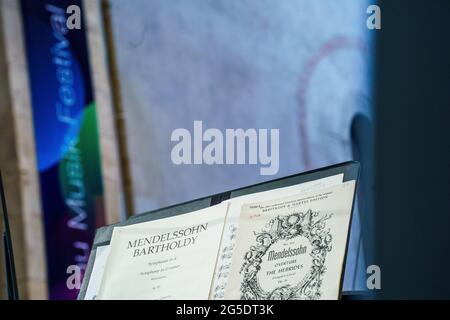 Eltville am Rhein, Allemagne. 26 juin 2021. Une feuille de musique se trouve sur le stand de musique de la basilique de Kloster Eberbach. Le Président fédéral et le Premier ministre de Hesse ouvrent conjointement le concert bénéfice du Président fédéral pour marquer le début du Festival de musique Rheingau 2021 à Kloster Eberbach. Les recettes du concert-bénéfice sont réservées cette année pour le prix du concours de l'Université Felix Mendelssohn Bartholdy. Credit: Andreas Arnold/dpa/Alay Live News Banque D'Images