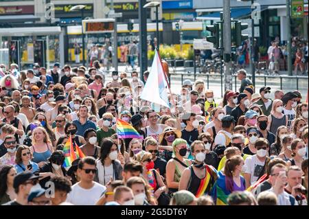 Les queer démontreront à Berlin à la Hermanplatz pour la sécurité contre Queer Perple sur le 26.06.2021. Banque D'Images