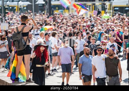 Les queer démontreront à Berlin à la Hermanplatz pour la sécurité contre Queer Perple sur le 26.06.2021. Banque D'Images