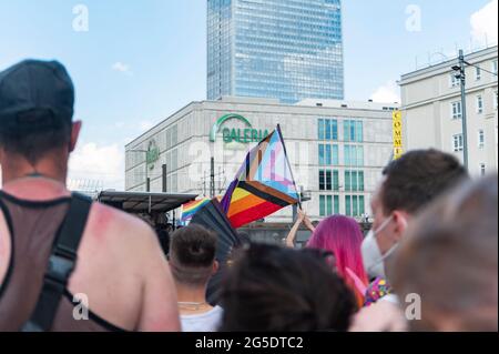 Les queer démontreront à Berlin à la Hermanplatz pour la sécurité contre Queer Perple sur le 26.06.2021. Banque D'Images