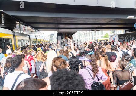 Les queer démontreront à Berlin à la Hermanplatz pour la sécurité contre Queer Perple sur le 26.06.2021. Banque D'Images