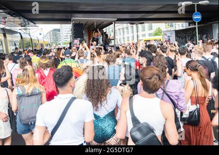 Les queer démontreront à Berlin à la Hermanplatz pour la sécurité contre Queer Perple sur le 26.06.2021. Banque D'Images