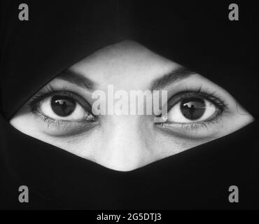 Gros plan de belle femme visage couvert de hijab. Les yeux brillants d'une fille musulmane. Portrait jeune fille de niqab. Banque D'Images