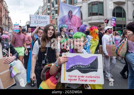 Londres, Royaume-Uni. 26 juin 2021. Un protestant tient un placarde qui dit "anti terf, antifasciste, contre les réactionnaires de genre, contre les fluos fascistes" et portant des vêtements de couleur arc-en-ciel pendant le mois de mars.le rassemblement de la fierté transgenre a été coordonné par les travailleurs socialistes, appelant à la protection des droits des personnes transgenres au Royaume-Uni. La marche a eu lieu à Leicester Square. Crédit : SOPA Images Limited/Alamy Live News Banque D'Images