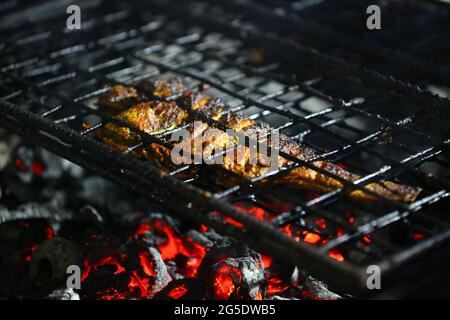 Poisson Dorada grillé, dorade avec épices et citron sur le bureau, vue sur le dessus Banque D'Images