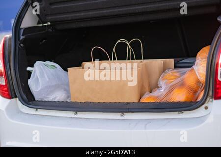 Ouvert coffre de voiture avec des sacs avec de la nourriture achetée en épicerie Banque D'Images