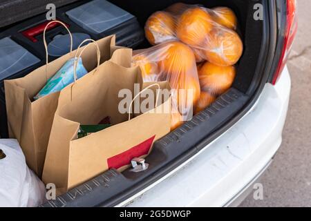 Ouvert coffre de voiture avec des sacs avec de la nourriture achetée en épicerie Banque D'Images