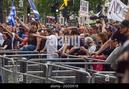 Londres, Royaume-Uni. 26 juin 2021. Les manifestants font face à la police devant Downing Street. Des manifestants anti-verrouillage et anti-vaccination se sont de nouveau rassemblés dans le centre de Londres pour protester contre d'autres blocages, masques et passeports de vaccination. (Crédit : Vuk Valcic / Alamy Live News) Banque D'Images