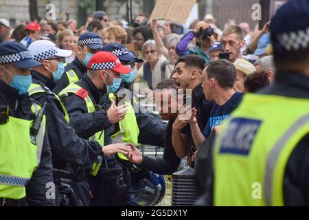 Londres, Royaume-Uni. 26 juin 2021. Les manifestants font face à la police devant Downing Street. Des manifestants anti-verrouillage et anti-vaccination se sont de nouveau rassemblés dans le centre de Londres pour protester contre d'autres blocages, masques et passeports de vaccination. (Crédit : Vuk Valcic / Alamy Live News) Banque D'Images