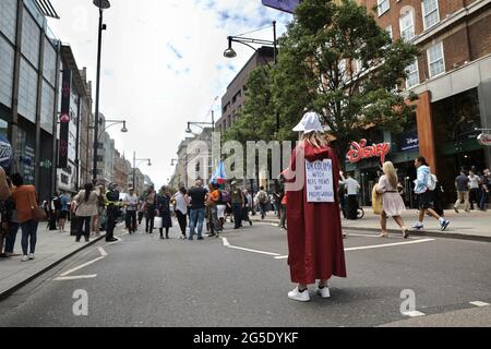 Londres, Royaume-Uni. 26 juin 2021. Un manifestant vêtu d'un costume de la Tale des Handmaid" et croyant que le vaccin COVID est tératogène, participez à la démonstration. Des manifestants anti-verrouillage ont défilé de Hyde Park à Parliament Square pour protester contre la vaccination contre la COVID et la gestion de la pandémie par le gouvernement britannique. Crédit : SOPA Images Limited/Alamy Live News Banque D'Images