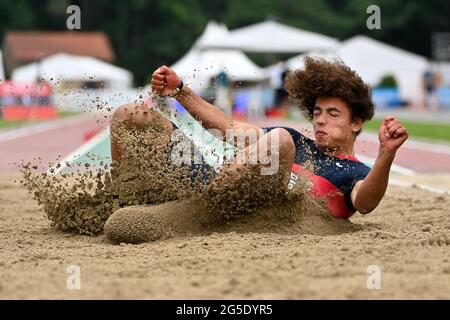 BREDA, PAYS-BAS - JUIN 26 : David le Caire des pays-Bas participant au Mens long Jump lors des Championnats d'athlétisme néerlandais 2021 au complexe sportif Dr Schaepmanlaan le 26 juin 2021 à Breda, pays-Bas (photo d'Andy Astfalck/Orange Pictures) Banque D'Images