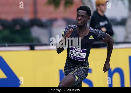 BREDA, PAYS-BAS - JUIN 26: Taymir Burnett les pays-Bas participant à la demi-finale de 200m de Mens lors des Championnats d'athlétisme néerlandais 2021 au complexe sportif Dr Schaepmanlaan le 26 juin 2021 à Breda, pays-Bas (photo de Jeroen Meuwsen/Orange Pictures) Banque D'Images