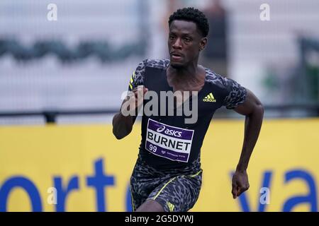 BREDA, PAYS-BAS - JUIN 26: Taymir Burnett les pays-Bas participant à la demi-finale de 200m de Mens lors des Championnats d'athlétisme néerlandais 2021 au complexe sportif Dr Schaepmanlaan le 26 juin 2021 à Breda, pays-Bas (photo de Jeroen Meuwsen/Orange Pictures) Banque D'Images