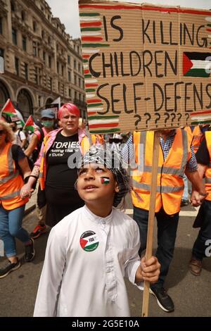 Centre de Londres, Royaume-Uni. 26 juin 2021. Une coaltion de groupes de protestation a défilé avec l'Assemblée des peoplet'e du siège de la BBC à la place du Parlement. Les groupes allaient de la rébellion de l'Extiction au groupe de la Palestine libre. La marche était paisible et petite. Crédit : Natasha Quarmby/Alay Live News Banque D'Images