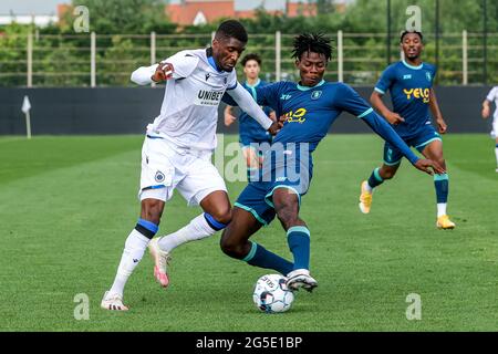 WESTKAPELLE, BELGIQUE - JUIN 26 : Clinton Mata du Club Brugge, Abraham Okyere de Beerschot va pendant le match amical entre le Club Brugge et Beerschot au camp de base du Club Brugge le 26 juin 2021 à Westkapelle, Belgique (photo de Herman Dingler/Orange Pictures) Banque D'Images