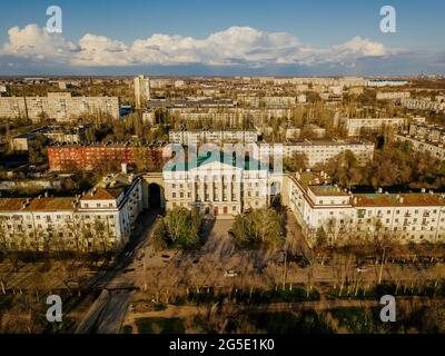 Spring Volgograd paysage urbain, vue aérienne de drone. Banque D'Images