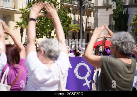 Valence Espagne. 26 juin 2021 - bannière avec le symbole féminin parmi les femmes dans une manifestation pour la défense des droits des femmes Banque D'Images