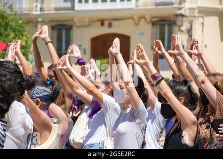 Valence Espagne. 26 juin 2021 - UN groupe de femmes faisant un symbole féministe avec leurs mains dans une manifestation de défense de l'égalité et des droits des femmes Banque D'Images