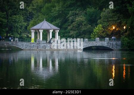 Belvédère du Piedmont Park sur le lac Clara Meer à Atlanta, Géorgie. (ÉTATS-UNIS) Banque D'Images