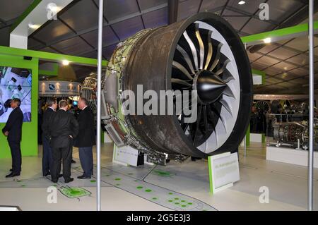 Le moteur à turboventilateur GEnx de General Electric est exposé au salon international de l'aéronautique de Farnborough 2012, au Royaume-Uni. Représentants d'affaires sur le stand commercial Banque D'Images