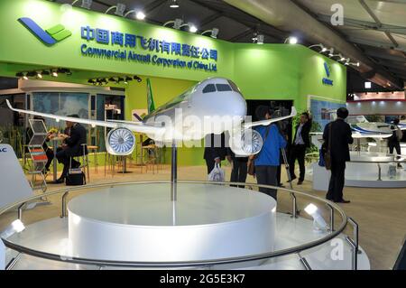 Commercial Aircraft Corporation of China Ltd, stand Comac au salon de l'industrie aéronautique international de Farnborough. Modèle d'écran C919 sur socle Banque D'Images