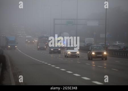 Conduite d'une voiture par mauvais temps, journée brumeuse sur la route Banque D'Images