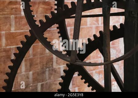 Engrenages anciens d'une horloge d'un clocher Banque D'Images