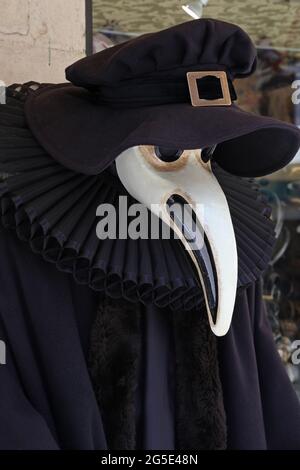 Masque vénitien représentant la mort dans la tradition populaire Banque D'Images
