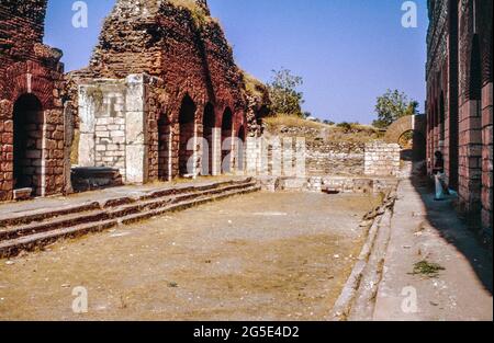 Sardes/Sardes/Sfarad - ruines d'une ville ancienne dans la province de Manisa en Turquie. Complexe sportif. Numérisation d'archivage à partir d'une lame. Octobre 1985. Banque D'Images