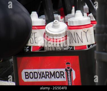 Kansas City, États-Unis. 23 juin 2021. Pendant la pandémie COVID-19, les bouteilles d'eau étiquetées individuellement sont devenues la nouvelle norme dans la Ligue nationale de football féminin. Crédit: SPP Sport presse photo. /Alamy Live News Banque D'Images