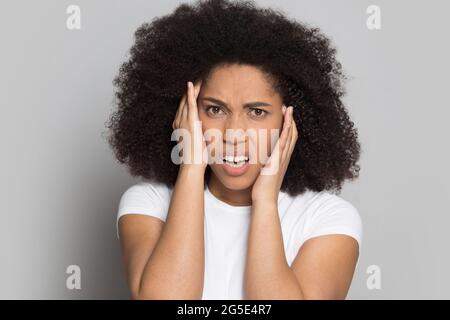 Portrait d'une femme afro-américaine malwell souffrent de maux de tête Banque D'Images