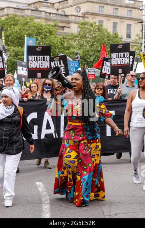 Londres, Royaume-Uni. 26 juin 2021. Londres, Royaume-Uni le 26 juin 2021 : des militants anti-gouvernementaux protestent à Trafalgar Square. La manifestation réunit des militants de nombreux mouvements de gauche de l'opposition tels que Kill the Bill, l'Assemblée populaire, les voix du personnel du NHS, la Coalition Halte à la guerre ou la rébellion des Extintions. (Photo par Dominika Zarzycka/Sipa USA) crédit: SIPA USA/Alay Live News Banque D'Images