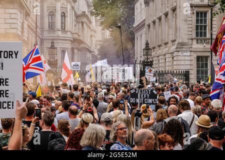 Londres, Royaume-Uni. 26 juin 2021. Londres, Royaume-Uni le 26 juin 2021 : des manifestants tenant des pancartes manifestent devant Downing Street lors de la manifestation anti-verrouillage Unite for Freedom. Les personnes protestant contre les blocages se sont réunies pour soulever leurs préoccupations concernant les législations gouvernementales en matière de vaccination et la liberté de voyager et de socialiser. (Photo par Dominika Zarzycka/Sipa USA) crédit: SIPA USA/Alay Live News Banque D'Images